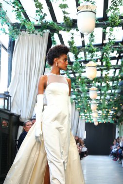 New York, Ny - Nisan 13: Amsale haraç bahar 2019 pist pist göstermek Gramercy Park Hotel adlı 13 Nisan 2018 New York'ta bir model yürür..