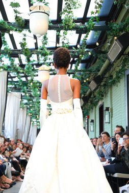 New York, Ny - Nisan 13: Amsale haraç bahar 2019 pist pist göstermek Gramercy Park Hotel adlı 13 Nisan 2018 New York'ta bir model yürür..