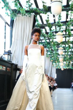 New York, Ny - Nisan 13: Amsale haraç bahar 2019 pist pist göstermek Gramercy Park Hotel adlı 13 Nisan 2018 New York'ta bir model yürür..