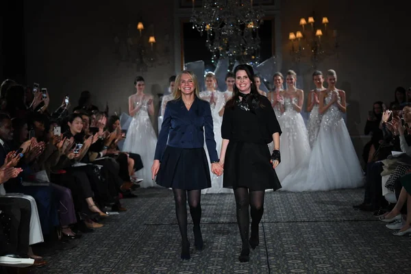 New York, Ny - 12 Nisan: Tasarımcı Mira Zwillinger ve pist Mira Zwillinger bahar 2019 gelin moda sırasında göstermek 12 Nisan 2018 New York'ta onun kızı Lihi yürür. 