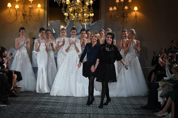 New York, Ny - 12 Nisan: Tasarımcı Mira Zwillinger ve pist Mira Zwillinger bahar 2019 gelin moda sırasında göstermek 12 Nisan 2018 New York'ta onun kızı Lihi yürür. 