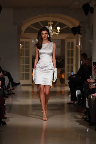 New York April Een Model Wandelingen Landingsbaan Tijdens Oleg Cassini — Stockfoto