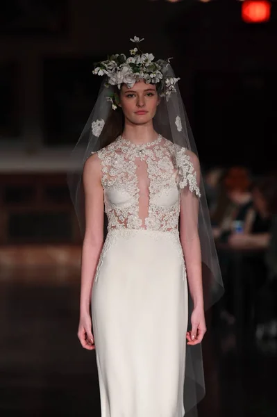 New York April Model Walks Runway Wearing Reem Acra Spring — Stock Photo, Image