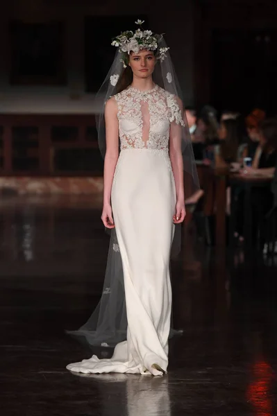 Reem Acra 2019 컬렉션 도서관에서 2018 뉴욕시에서 활주로 — 스톡 사진