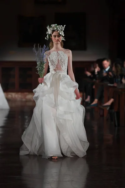 Reem Acra 2019 컬렉션 도서관에서 2018 뉴욕시에서 활주로 — 스톡 사진