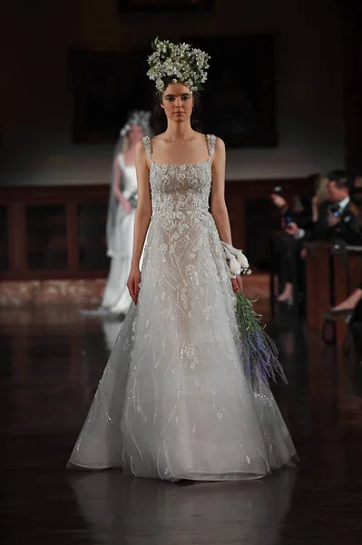 New York Nisan Manken Reem Acra Ilkbahar 2019 Gelin Koleksiyonu — Stok fotoğraf