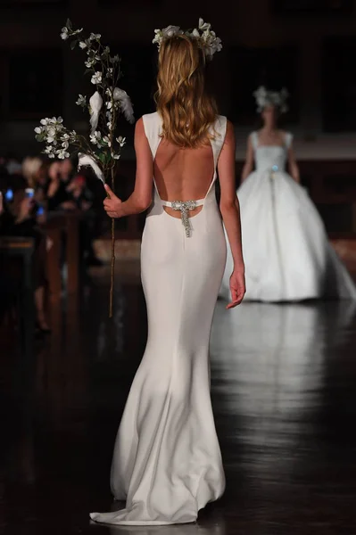 New York Nisan Manken Reem Acra Ilkbahar 2019 Gelin Koleksiyonu — Stok fotoğraf