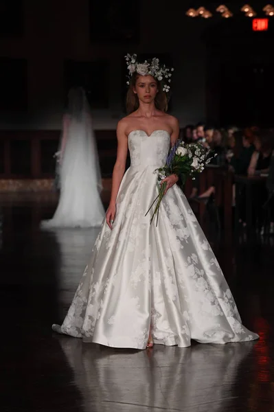 Reem Acra 2019 컬렉션 도서관에서 2018 뉴욕시에서 활주로 — 스톡 사진