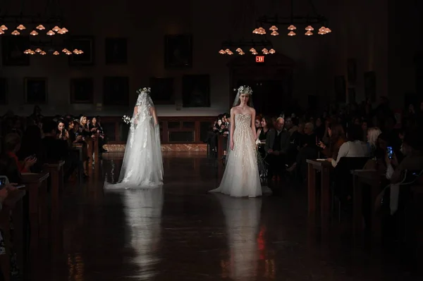 New York Nisan Manken Reem Acra Ilkbahar 2019 Gelin Koleksiyonu — Stok fotoğraf