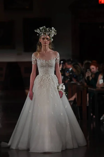 ニューヨーク モデルはニューヨーク市で 2018 日にニューヨークの公共図書館で Reem Acra 2019年ブライダル コレクションを着ている滑走路を歩く — ストック写真