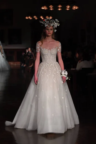 New York Nisan Manken Reem Acra Ilkbahar 2019 Gelin Koleksiyonu — Stok fotoğraf