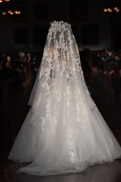 ニューヨーク モデルはニューヨーク市で 2018 日にニューヨークの公共図書館で Reem Acra 2019年ブライダル コレクションを着ている滑走路を歩く — ストック写真