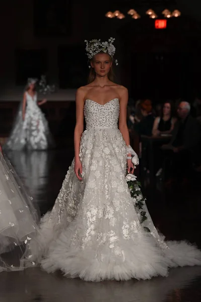 New York Április Modell Sétál Kifutópálya Rajta Reem Acra Tavaszi — Stock Fotó