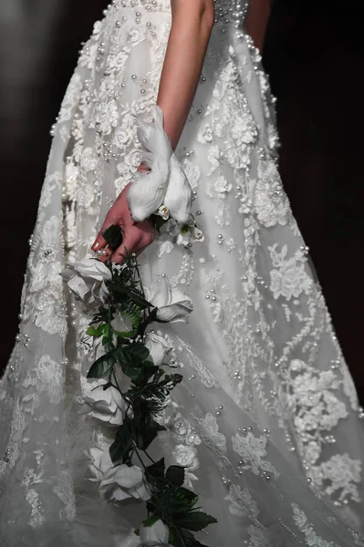 New York Nisan Manken Reem Acra Ilkbahar 2019 Gelin Koleksiyonu — Stok fotoğraf