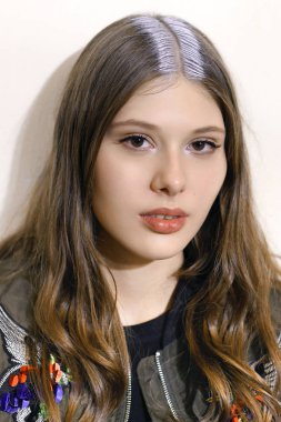 Milan, İtalya - 22 Eylül: Manken görülür öncesinde Aigner gösterisi sırasında üzerinde 22 Eylül 2017 Milan moda hafta ilkbahar/yaz 2018, Milano, İtalya.