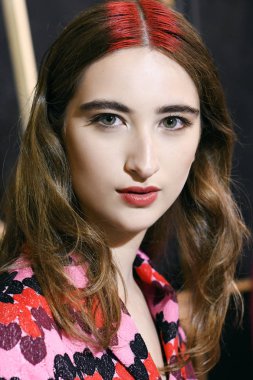 Milan, İtalya - 22 Eylül: Manken görülür öncesinde Aigner gösterisi sırasında üzerinde 22 Eylül 2017 Milan moda hafta ilkbahar/yaz 2018, Milano, İtalya.