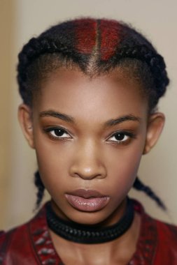 Milan, İtalya - 22 Eylül: Manken görülür öncesinde Aigner gösterisi sırasında üzerinde 22 Eylül 2017 Milan moda hafta ilkbahar/yaz 2018, Milano, İtalya.