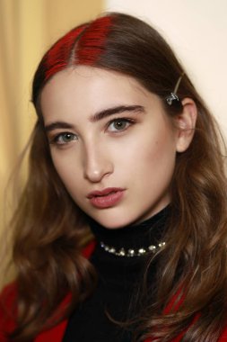 Milan, İtalya - 22 Eylül: Manken görülür öncesinde Aigner gösterisi sırasında üzerinde 22 Eylül 2017 Milan moda hafta ilkbahar/yaz 2018, Milano, İtalya.