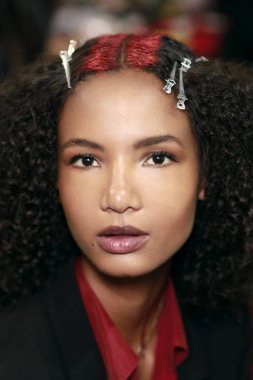Milan, İtalya - 22 Eylül: Manken görülür öncesinde Aigner gösterisi sırasında üzerinde 22 Eylül 2017 Milan moda hafta ilkbahar/yaz 2018, Milano, İtalya.