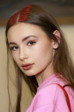 Milan, İtalya - 22 Eylül: Manken görülür öncesinde Aigner gösterisi sırasında üzerinde 22 Eylül 2017 Milan moda hafta ilkbahar/yaz 2018, Milano, İtalya.