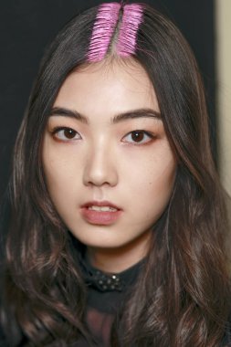 Milan, İtalya - 22 Eylül: Manken görülür öncesinde Aigner gösterisi sırasında üzerinde 22 Eylül 2017 Milan moda hafta ilkbahar/yaz 2018, Milano, İtalya.