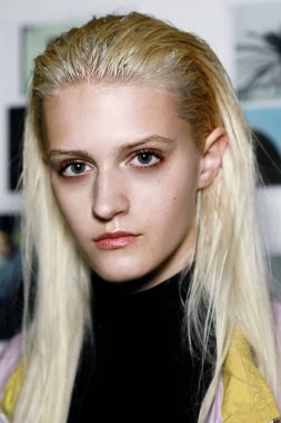 Milan, İtalya - 23 Eylül: Manken görülür öncesinde Albino Teodoro gösterisi sırasında üzerinde 23 Eylül 2017 Milan moda hafta ilkbahar/yaz 2018, Milano, İtalya.