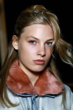 Milan, İtalya - 23 Eylül: Manken görülür öncesinde Albino Teodoro gösterisi sırasında üzerinde 23 Eylül 2017 Milan moda hafta ilkbahar/yaz 2018, Milano, İtalya.