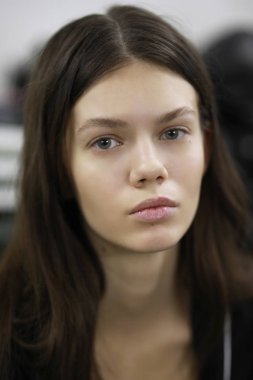 Milan, İtalya - 23 Eylül: Manken sahne arkasına Annakiki gösteri öncesinde, Milano, İtalya Milano moda hafta ilkbahar/yaz 2018 üzerinde 23 Eylül 2017 sırasında görülür.