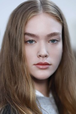 Milan, İtalya - 23 Eylül: Manken sahne arkasına Annakiki gösteri öncesinde, Milano, İtalya Milano moda hafta ilkbahar/yaz 2018 üzerinde 23 Eylül 2017 sırasında görülür.