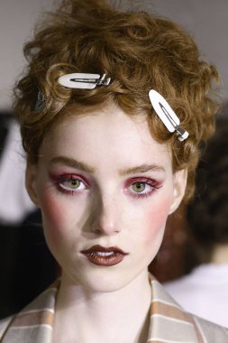 Milan, İtalya - 23 Eylül: Manken sahne arkasında Antonio Marras gösteri öncesinde, Milano, İtalya Milano moda hafta ilkbahar/yaz 2018 üzerinde 23 Eylül 2017 sırasında görülür.