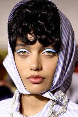 Milan, İtalya - 23 Eylül: Manken sahne arkasında Antonio Marras gösteri öncesinde, Milano, İtalya Milano moda hafta ilkbahar/yaz 2018 üzerinde 23 Eylül 2017 sırasında görülür.