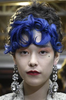 Milan, İtalya - 23 Eylül: Manken sahne arkasında Antonio Marras gösteri öncesinde, Milano, İtalya Milano moda hafta ilkbahar/yaz 2018 üzerinde 23 Eylül 2017 sırasında görülür.