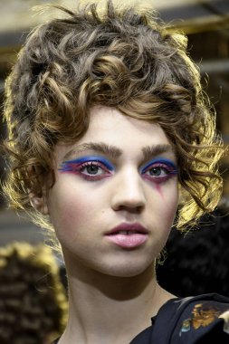 Milan, İtalya - 23 Eylül: Manken sahne arkasında Antonio Marras gösteri öncesinde, Milano, İtalya Milano moda hafta ilkbahar/yaz 2018 üzerinde 23 Eylül 2017 sırasında görülür.