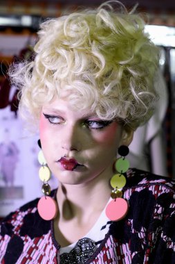 Milan, İtalya - 23 Eylül: Manken sahne arkasında Antonio Marras gösteri öncesinde, Milano, İtalya Milano moda hafta ilkbahar/yaz 2018 üzerinde 23 Eylül 2017 sırasında görülür.