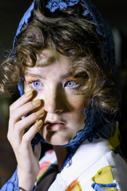 Milan, İtalya - 23 Eylül: Manken sahne arkasında Antonio Marras gösteri öncesinde, Milano, İtalya Milano moda hafta ilkbahar/yaz 2018 üzerinde 23 Eylül 2017 sırasında görülür.