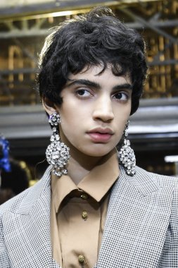 Milan, İtalya - 23 Eylül: Manken sahne arkasında Antonio Marras gösteri öncesinde, Milano, İtalya Milano moda hafta ilkbahar/yaz 2018 üzerinde 23 Eylül 2017 sırasında görülür.