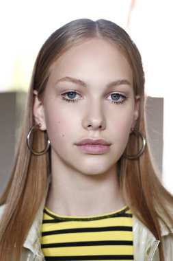 Milan, İtalya - 23 Eylül: Manken sahne arkasına Aquilano.Rimondi gösteri öncesinde, Milano, İtalya Milano moda hafta ilkbahar/yaz 2018 üzerinde 23 Eylül 2017 sırasında görülür.