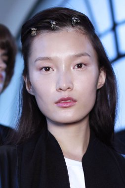 Milan, İtalya - 21 Eylül: Manken sahne arkasında Arthur Arbesser gösteri öncesinde, Milano, İtalya Milano moda hafta ilkbahar/yaz 2018 üzerinde 21 Eylül 2017 sırasında görülür. 