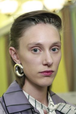 Milan, İtalya - 21 Eylül: Manken sahne arkasında Arthur Arbesser gösteri öncesinde, Milano, İtalya Milano moda hafta ilkbahar/yaz 2018 üzerinde 21 Eylül 2017 sırasında görülür. 