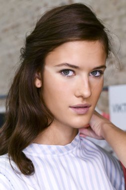 Milan, İtalya - 24 Eylül: Manken görülür öncesinde kuliste Au Jour Le Jour gösterisi sırasında üzerinde 24 Eylül 2017 Milan moda hafta ilkbahar/yaz 2018, Milano, İtalya.