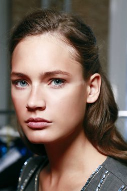 Milan, İtalya - 24 Eylül: Manken görülür öncesinde kuliste Au Jour Le Jour gösterisi sırasında üzerinde 24 Eylül 2017 Milan moda hafta ilkbahar/yaz 2018, Milano, İtalya.