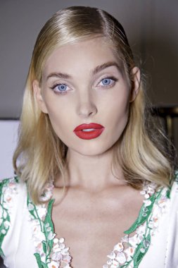 Milan, İtalya - 23 Eylül: Manken kulise Blumarine gösteri öncesinde, Milano, İtalya Milano moda hafta ilkbahar/yaz 2018 üzerinde 23 Eylül 2017 sırasında görülür. 