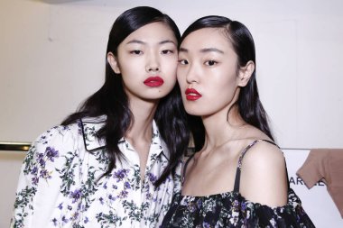 Milan, İtalya - 23 Eylül: Modelleri kulise Blumarine gösteri öncesinde, Milano, İtalya Milano moda hafta ilkbahar/yaz 2018 üzerinde 23 Eylül 2017 sırasında görülür. 
