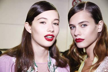 Milan, İtalya - 23 Eylül: Modelleri kulise Blumarine gösteri öncesinde, Milano, İtalya Milano moda hafta ilkbahar/yaz 2018 üzerinde 23 Eylül 2017 sırasında görülür. 