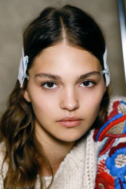 Milan, İtalya - 22 Eylül: Manken sahne arkasına Brognano gösteri öncesinde, Milano, İtalya Milano moda hafta ilkbahar/yaz 2018 üzerinde 22 Eylül 2017 sırasında görülür. 