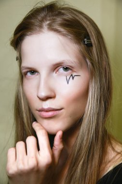 Milan, İtalya - 20 Eylül: Manken sahne arkasında Cristiano Burani gösteri öncesinde, Milano, İtalya Milano moda hafta ilkbahar/yaz 2018 üzerinde 20 Eylül 2017 sırasında görülür.