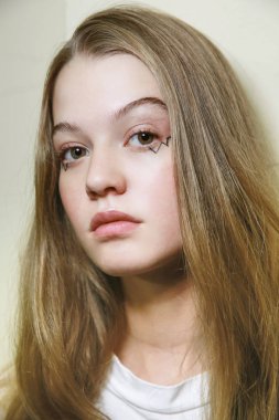 Milan, İtalya - 20 Eylül: Manken sahne arkasında Cristiano Burani gösteri öncesinde, Milano, İtalya Milano moda hafta ilkbahar/yaz 2018 üzerinde 20 Eylül 2017 sırasında görülür.