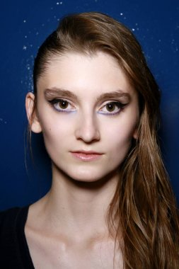 Milan, İtalya - 21 Eylül: Manken sahne arkasında Milano Delfrance Ribeiro gösterisi sırasında Milan kadın moda haftasında 21 Eylül 2017 önce pozlar.