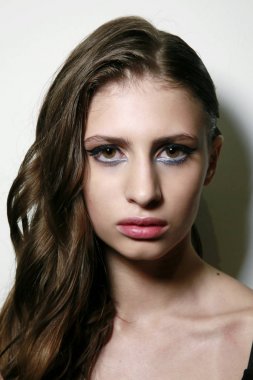 Milan, İtalya - 21 Eylül: Manken sahne arkasında Milano Delfrance Ribeiro gösterisi sırasında Milan kadın moda haftasında 21 Eylül 2017 önce pozlar.