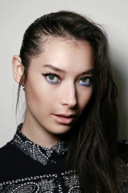 Milan, İtalya - 21 Eylül: Manken sahne arkasında Milano Delfrance Ribeiro gösterisi sırasında Milan kadın moda haftasında 21 Eylül 2017 önce pozlar.